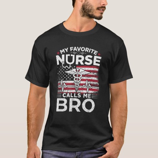 私のお気に入りのナースは私をBro USAフラグナースBrotと呼ぶ Tシャツ (正面)