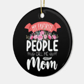 私のお気に入りの人々は私を母の母の日の家族と呼ぶ セラミックオーナメント (左)