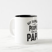 私のお気に入りの人々は私をPapuと呼ぶ – おじいちゃん ツートーンマグカップ (正面左)