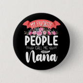 私のお気に入りの民は私をナナ母の日と呼ぶ 缶バッジ (正面)