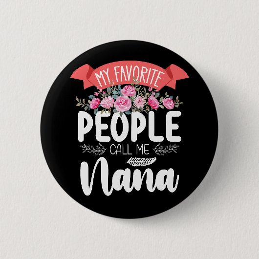 私のお気に入りの民は私をナナ母の日と呼ぶ 缶バッジ (正面)