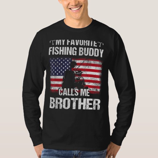 私のお気に入りの魚釣り仲間は私を兄弟旗Faと呼ぶ Tシャツ (正面)