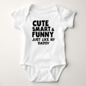 私のお父さんのようにかわいい頭が切れるそしておもしろい ベビーボディスーツ (正面)
