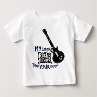 私のお父さんはあなたのお父さんより懸命に揺れます! ベビーTシャツ