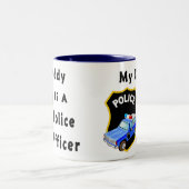私のお父さんは警官です ツートーンマグカップ (中央)