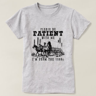 私のことを辛抱強く待ってください。1900年代生まれなんです Tシャツ