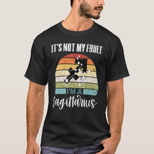 私のせいではありません いて座 グラフィック Tシャツ (正面)