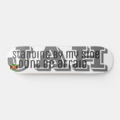 私のそばに立っているジャ スケートボード (横)