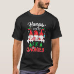 私のぶら下がったEr GnomiesナースChristmas Santa Hとの間 Tシャツ<br><div class="desc">私のぶら下がったEr GnomiesナースChristmas Santa Hatと</div>