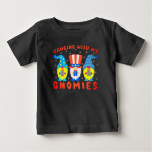 私のぶら下がったGnomiesに一致する家族のクリスマス ベビーTシャツ