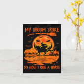 私のほうきが壊れたので今は馬に乗って魔女のように騎乗する カード (黄色い花)