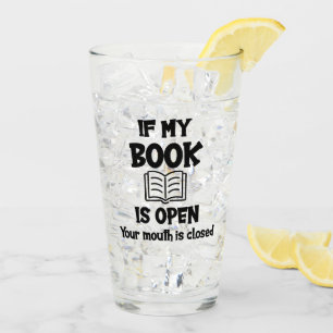 私のもし本が開いている口が閉まっている タンブラーグラス