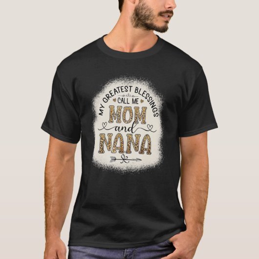 私のもっとも偉大恵みは私をMomとNaLeopardと呼ぶ Tシャツ (正面)
