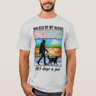 私のアウシーが歩かせてくれる|365日アウシーのパパ Tシャツ