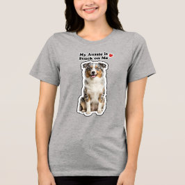 私のアウシーは私にくっついて離れない  かわいい犬好き トライブレンドＴシャツ