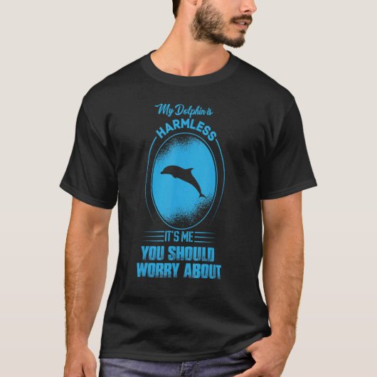 私のイルカは無害だAbを心配するべきだ Tシャツ (正面)