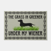 私のウィーナーDachshundDogの下の緑の草 ドアマット (正面)