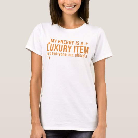 私のエネルギーは贅沢品であり、誰もが手に入れられるものではない Tシャツ (正面)