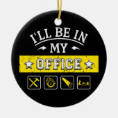 私のオフィスにいるよ - 面白い木工・大工仕事 セラミックオーナメント (正面)