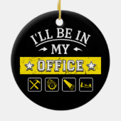 私のオフィスにいるよ - 面白い木工・大工仕事 セラミックオーナメント (裏面)