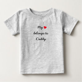 私のカスタムハートは女子ベースボールラグランに属している ベビーTシャツ