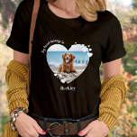 私のカスタムハートは犬の恋人のペットの写真に属している Tシャツ<br><div class="desc">こ運このペットフォカスタムト犬の恋人シャツと一緒に行く所で君と友最高の人！犬の愛人、犬の母と犬のパパ!私は私の犬を愛する上のおもしろいひねり、このシャツの引用文"私のハートは属する" ... あなたの犬の写真と名前お気に入りのでパーソナライズ。COPYRIGHT © 2020 Judy Burrows,  Black Dog Art - All Rights Reserved.私のカスタムハートは犬の恋人ペットの写真Tシャツに属している</div>