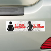 私のガールフレンドはあなたのより熱いです --.png バンパーステッカー (車上)