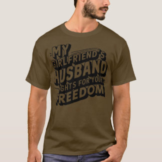 私のガールフレンドはあなたの自由のために戦う Tシャツ