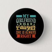 私のガールフレンドはいつも彼女が知っている弁護士だ 缶バッジ (正面)