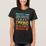 私のガールフレンドはいつも彼女が知っている弁護士だ Tシャツ<br><div class="desc">彼女はいつも正しいと知っている弁護士だ</div>