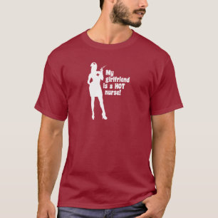 私のガールフレンドは熱いナースです Tシャツ
