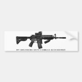 私のガールフレンドは私がAR15にアクセサリーを付けるべきであることを言います バンパーステッカー (正面)