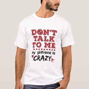 私のガールフレンドは私と話さないで熱狂する Tシャツ