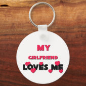 私のガールフレンドは私を愛している キーホルダー (正面)