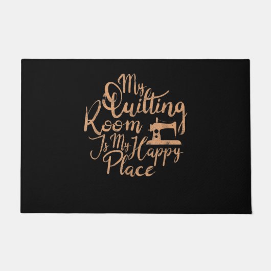 私のキルティングルームは私の幸せな場所 – キルティング ドアマット (正面)