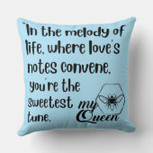 私のクイーンビー引用文 クッション (裏面)