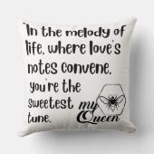 私のクイーンビー引用文 クッション (裏面)