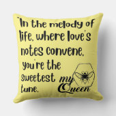 私のクイーンビー引用文 クッション (裏面)