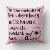 私のクイーンビー引用文 クッション (裏面)