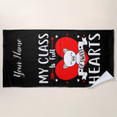 私のクラスは甘いバレンタインのハートでいっぱいだ ビーチタオル (正面)
