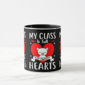 私のクラスは甘いバレンタインのハートでいっぱいだ マグカップ (中央)