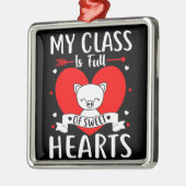 私のクラスは甘いバレンタインのハートでいっぱいだ メタルオーナメント (左)