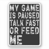 私のゲームは一時停止中！話を早くするか、食事をくれ ゲーマーへのプレゼント シール (正面)