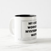 私のコードは神秘的なやり方で動作 ツートーンマグカップ (正面左)