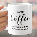 私のコーヒーが強いかどうか引用文 コーヒーマグカップ<br><div class="desc">このユーモアのあるマグカップの私の幼児の引用文よりも強い私のコーヒーは、自分自身のためのおもしろいまたは友人への贈り物である。</div>