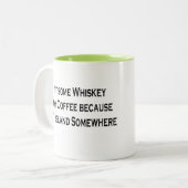 私のコーヒーにウイスキーを入れるアイルランドの5時だ ツートーンマグカップ (正面左)