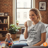 「私のコーヒーの方がうちの幼児より強い」 Tシャツ