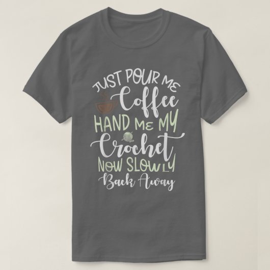 私のコーヒーを手に私のクロシェ・コーヒーCを注ぐ Tシャツ (デザイン正面)