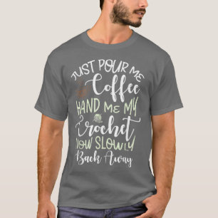 私のコーヒーを手に私のクロシェ・コーヒーCを注ぐ Tシャツ