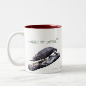 私のコーヒー無愛想なカメレオンのマグがあるところ ツートーンマグカップ (左)